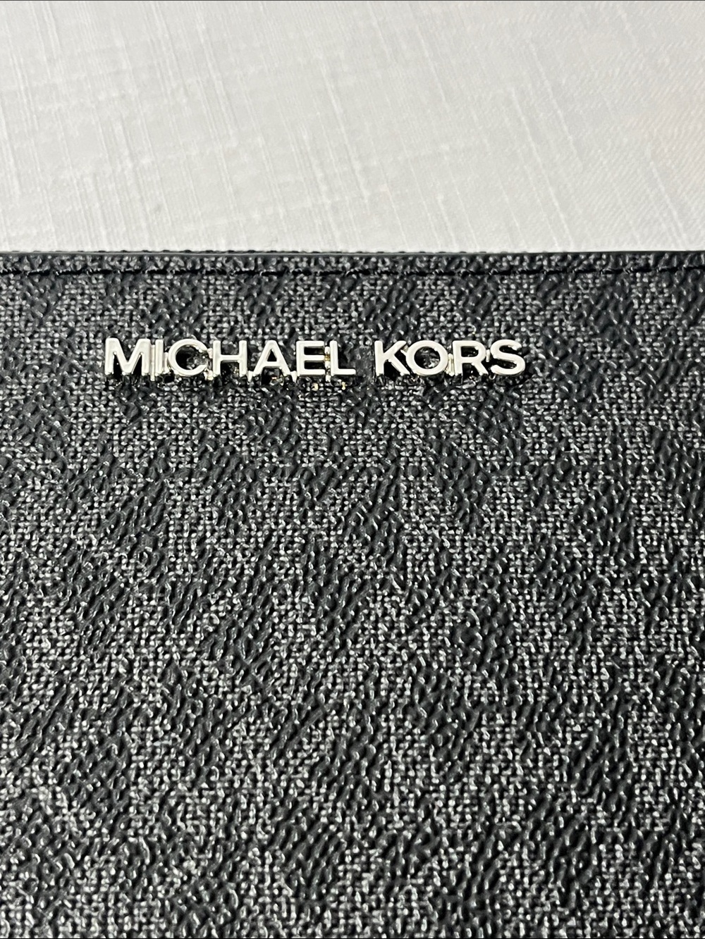 Michael Kors MK Jet Set Signature Zip Wallet Wristlet Detachable Strap
Like New
